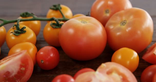 Gelbe und rote Kirschtomaten — Stockvideo