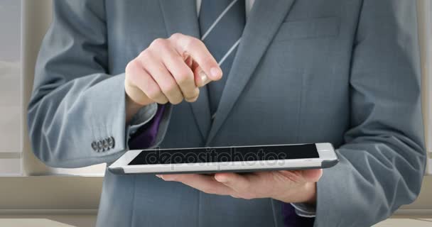 Section médiane de Businessman en utilisant la tablette numérique — Video