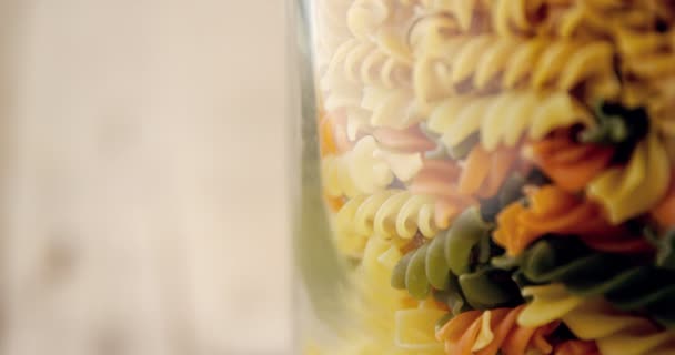 Pastas Fusilli en frasco — Vídeo de stock