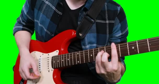 ギターを弾く男性ミュージシャンの半ばセクション — ストック動画