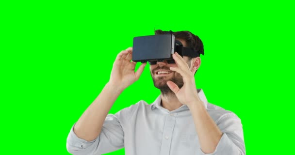 Hombre usando auriculares de realidad virtual — Vídeos de Stock