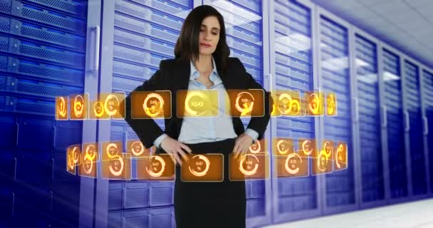 Businesswoman utilizando la pantalla de interfaz digital con iconos — Vídeos de Stock