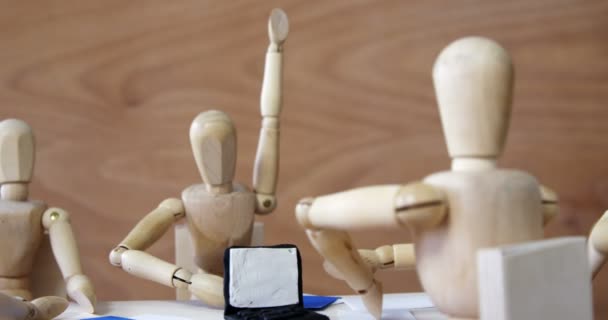 Figuras de madera que se reúnen en sala de conferencias — Vídeo de stock