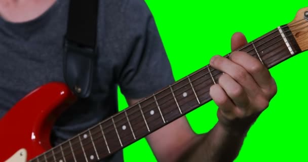 Mittelteil eines männlichen Musikers an der Gitarre — Stockvideo