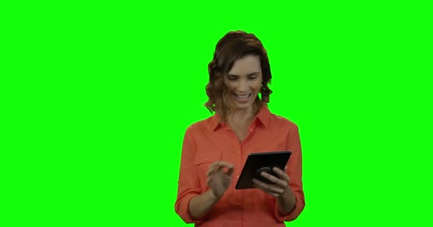 Mulher jovem usando tablet digital — Vídeo de Stock