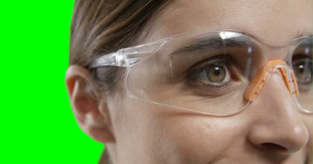 女人穿着防护眼镜的特写 — 图库视频影像