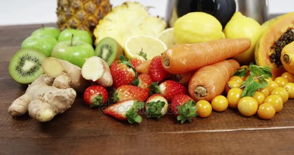 Diverse groenten en fruit in de blender — Stockvideo