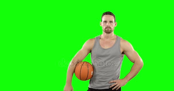 Spieler mit Basketball im Stehen — Stockvideo