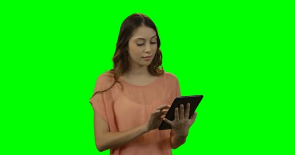 Jeune femme utilisant une tablette numérique — Video