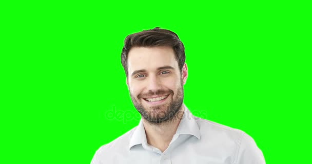 男人微笑着站在反对绿屏 — 图库视频影像