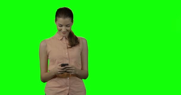 Frau benutzte Handy — Stockvideo