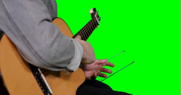 Mitten delen av musiker som utger sig för att använda digitala tablett — Stockvideo