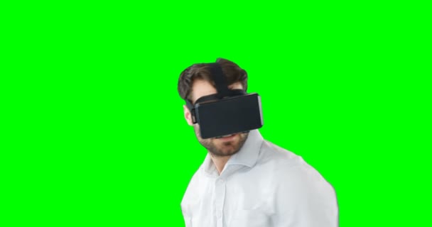 Человек с помощью гарнитуры виртуальной реальности — стоковое видео