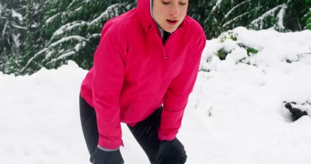 Mulher cansada fazendo uma pausa enquanto corre — Vídeo de Stock