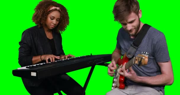 Musiker spielen Klavier und Gitarre — Stockvideo