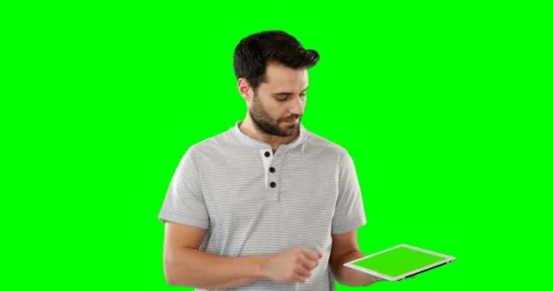 Hombre usando tableta digital — Vídeo de stock