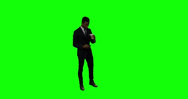 携帯電話を使用しながらコーヒーを飲んでいるビジネスマン — ストック動画