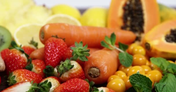 Mängd färska grönsaker och frukter — Stockvideo