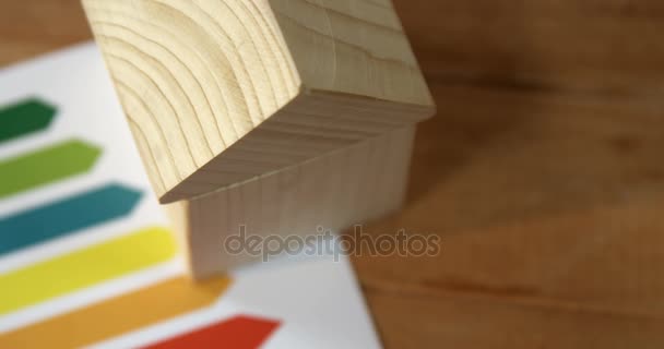 Бумага и модель дома на столе — стоковое видео