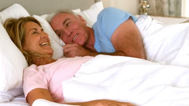Feliz pareja de ancianos interactuando entre sí en la cama — Vídeo de stock