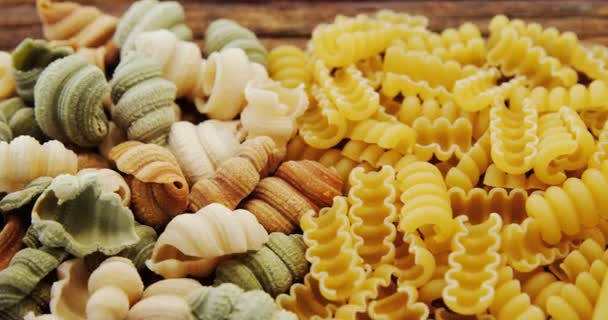 Varias pastas sobre mesa de madera — Vídeos de Stock