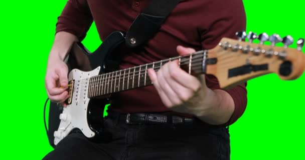 Mittelteil eines männlichen Musikers an der Gitarre — Stockvideo