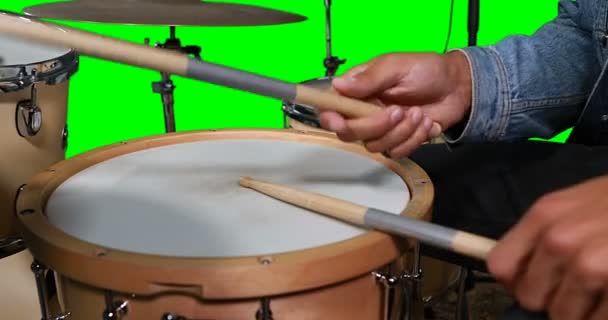 Handen op drummer spelen trommel — Stockvideo