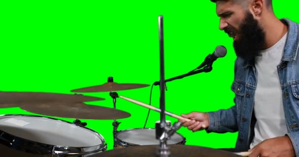Барабанщик співає під час гри на барабані — стокове відео
