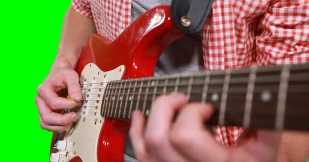 Střední část mužského hudebník, hrál na kytaru — Stock video