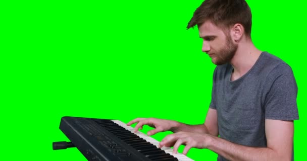 Elektronik piyano çalan müzisyen — Stok video