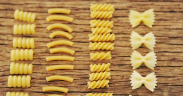 Verschillende pasta op houten tafel — Stockvideo