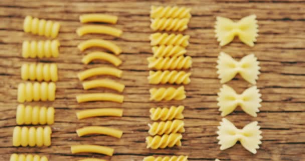 Pâtes diverses sur table en bois — Video