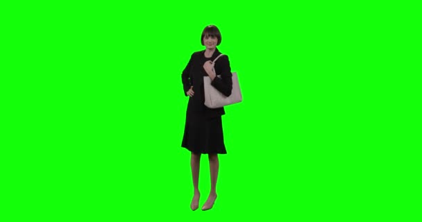 Uśmiechnięta kobieta stojąc z torba na ramię — Wideo stockowe