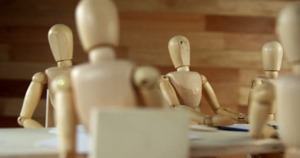 Trä figuriner ha möte i konferensrummet — Stockvideo
