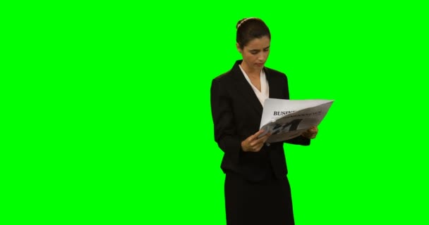 Businesswoman reading newspaper — Stock Video