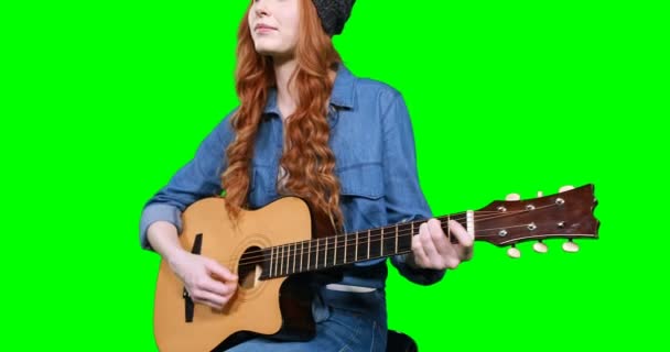 Músico feminino cantando enquanto tocava guitarra — Vídeo de Stock