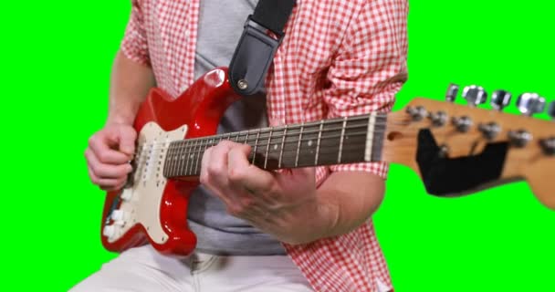 Parte média do músico masculino tocando guitarra — Vídeo de Stock