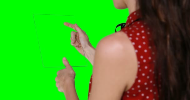 デジタル タブレットを使用するふりをしている女性 — ストック動画