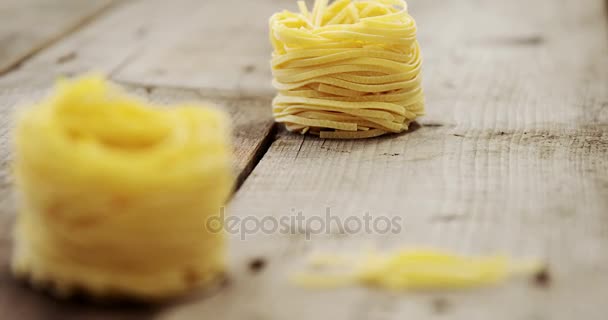 Rollo de pasta sobre mesa de madera — Vídeos de Stock