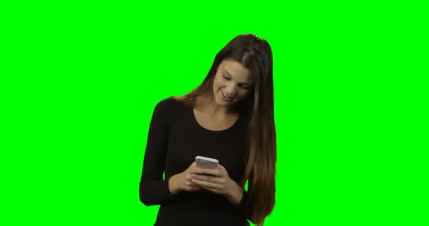 Jovem mulher usando telefone celular — Vídeo de Stock