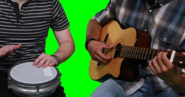 Parte média de músicos do sexo masculino tocando guitarra e tambor — Vídeo de Stock