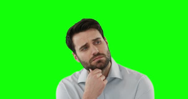 Hombre reflexivo de pie contra la pantalla verde — Vídeos de Stock