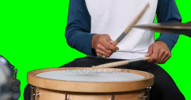 Sección media del tambor tocando el tambor — Vídeo de stock
