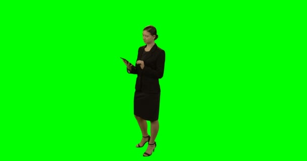 Mulher de negócios usando tablet digital — Vídeo de Stock