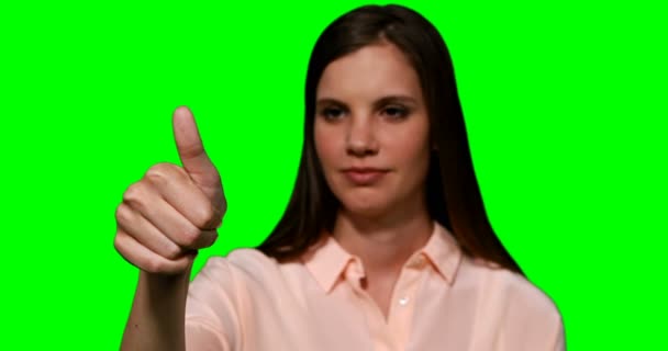 Mulher registrando polegar na tela digital — Vídeo de Stock