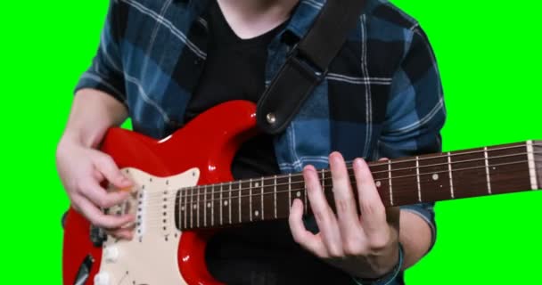 Section médiane du musicien masculin jouant de la guitare — Video