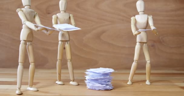 Figurine en bois d'affaires debout et tenant le document — Video