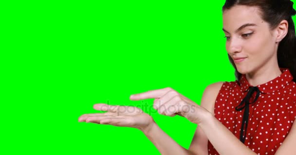 Kobieta, udając, że dotknąć niewidzialnego obiektu — Wideo stockowe