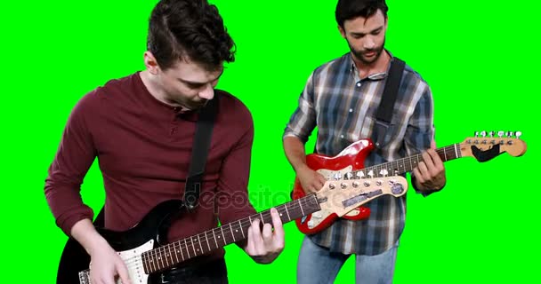 Músicos masculinos tocando guitarra — Vídeos de Stock