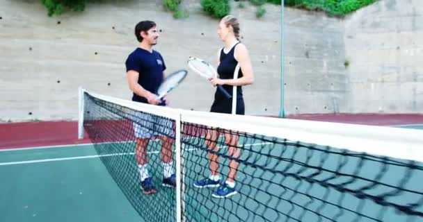 Dos jugadores de tenis interactuando entre sí en la cancha de tenis — Vídeo de stock